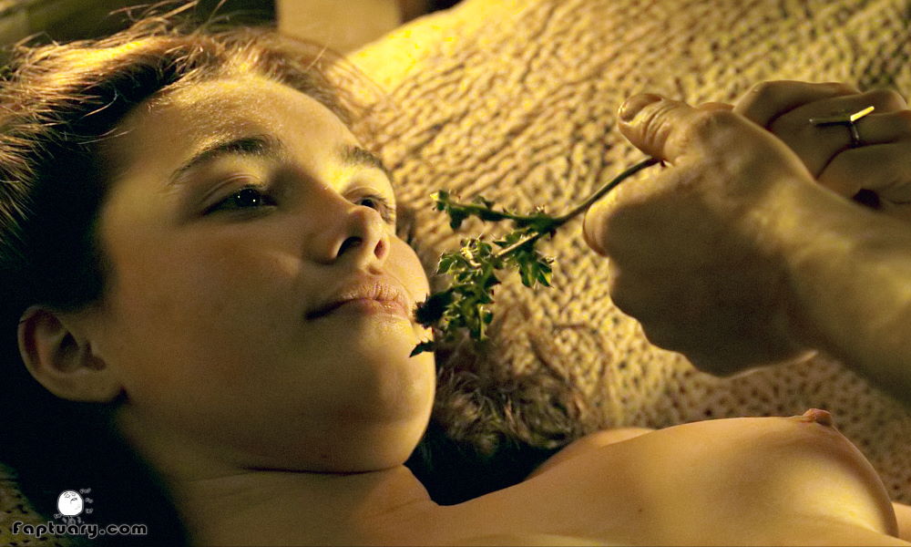 Florence Pugh nude and looking cute right before a sex scene